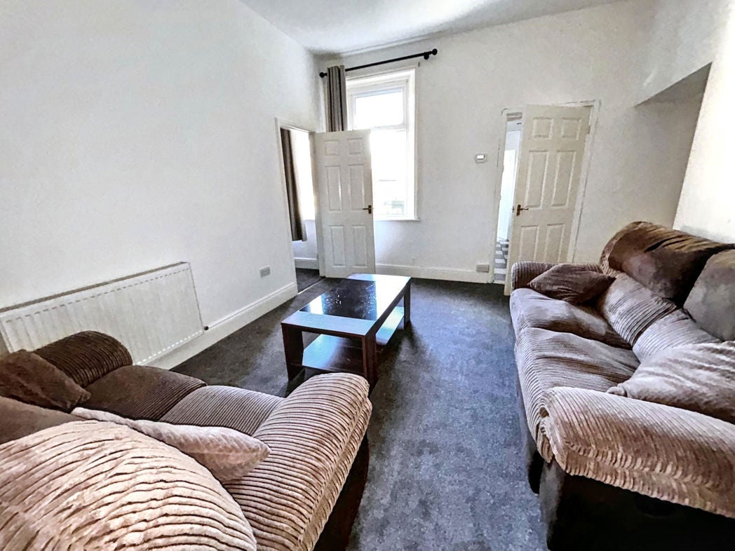 Flat Walnut Gardens in Gateshead