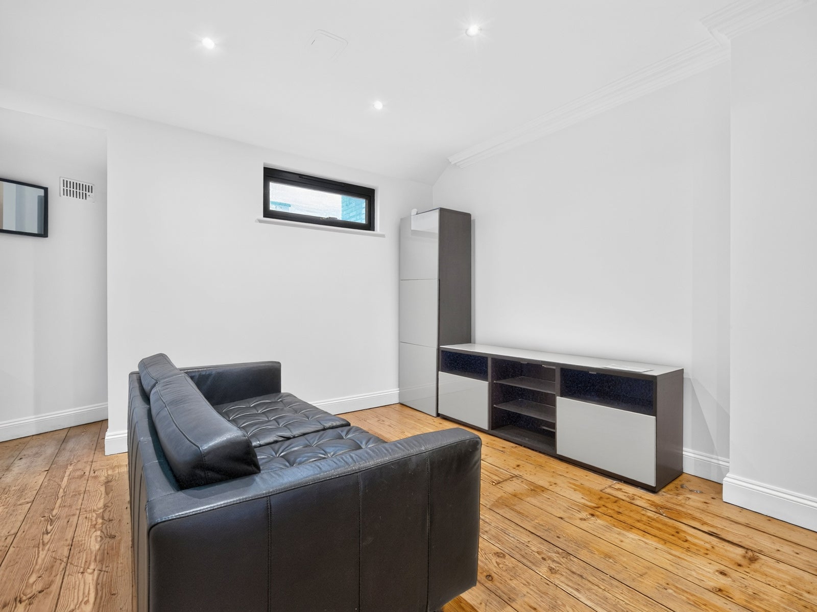 Flat Kingsland Road in Greater London