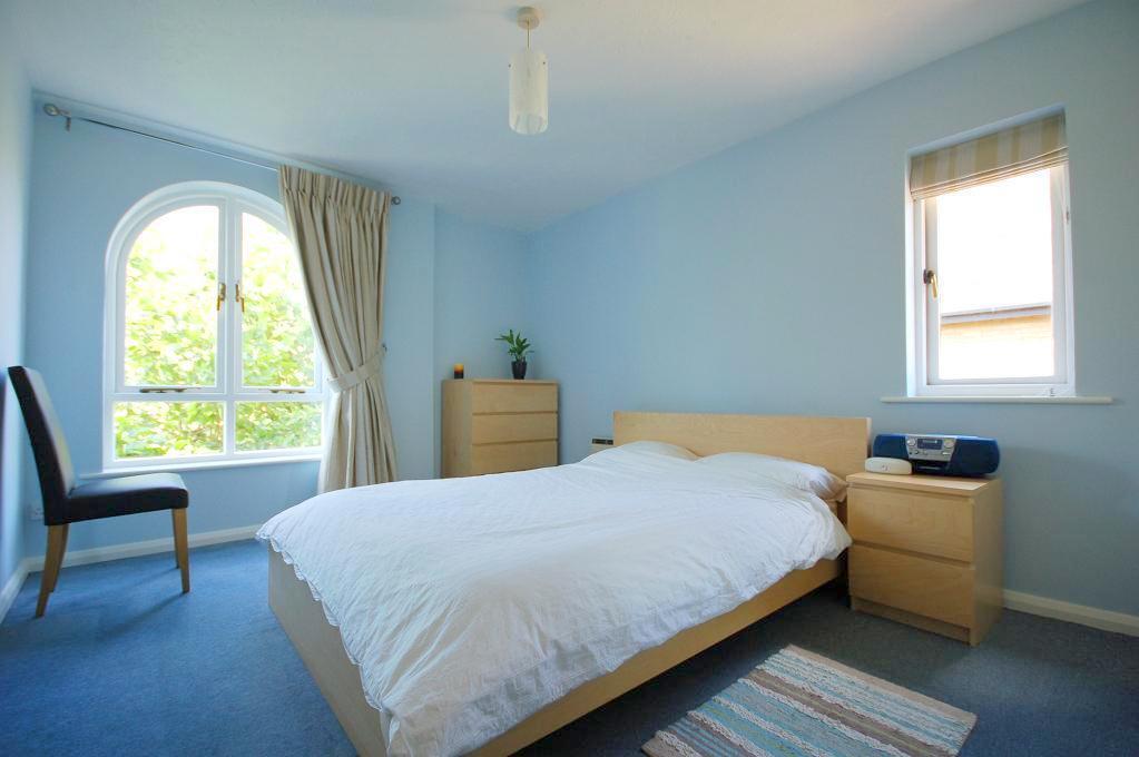 Flat Roding Mews in Greater London