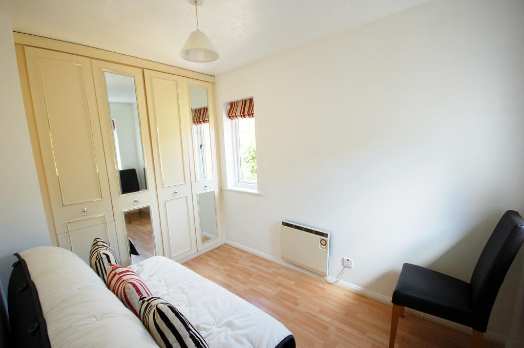 Flat Roding Mews in Greater London
