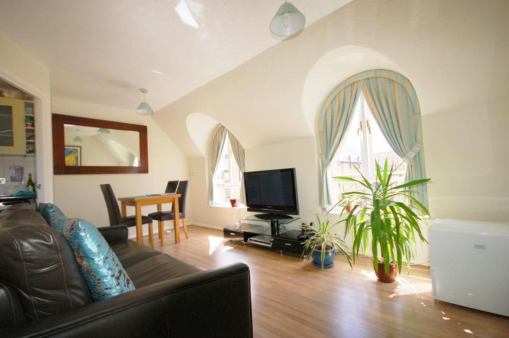 Flat Roding Mews in Greater London