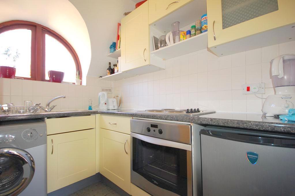Flat Roding Mews in Greater London