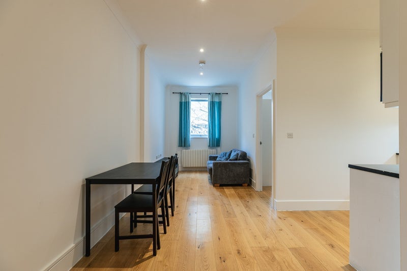 Flat Scarbrook Road in Greater London