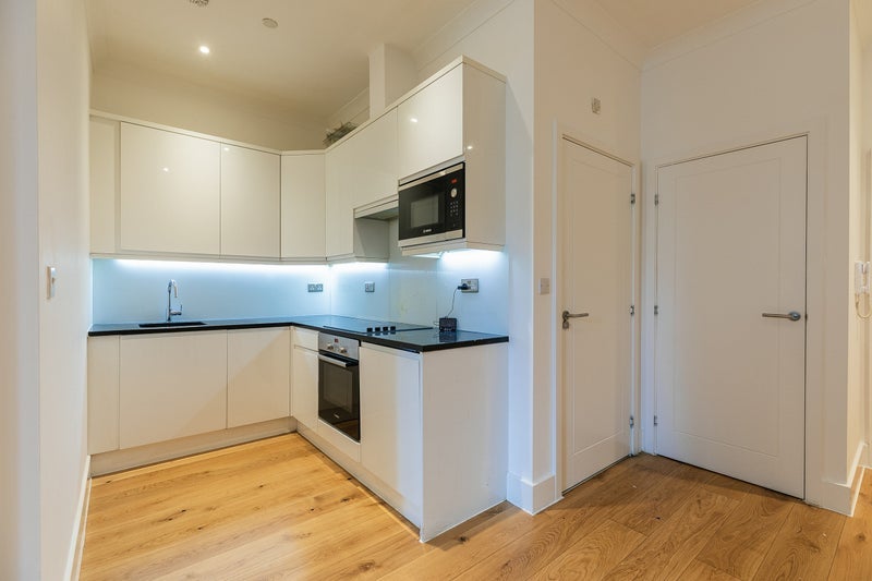 Flat Scarbrook Road in Greater London