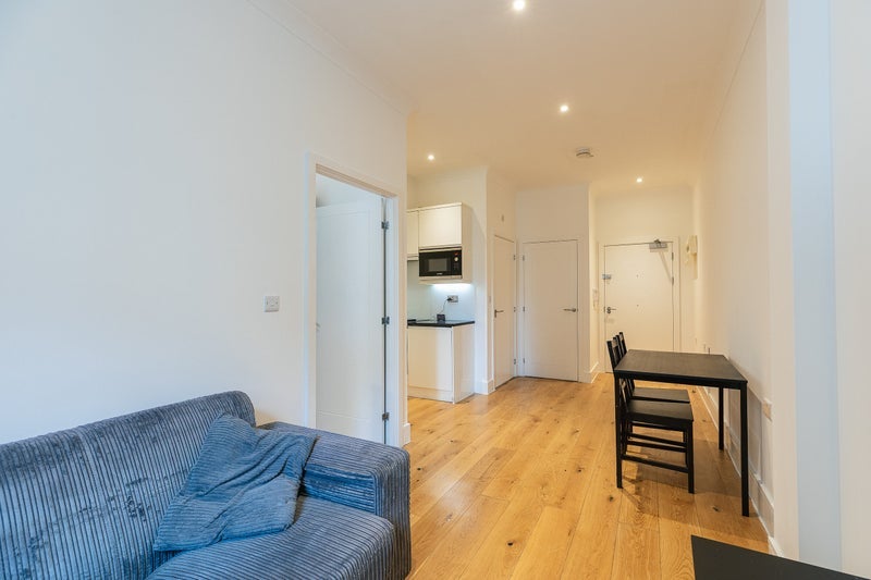 Flat Scarbrook Road in Greater London