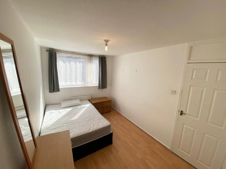 Room Westbridge Road in Greater London