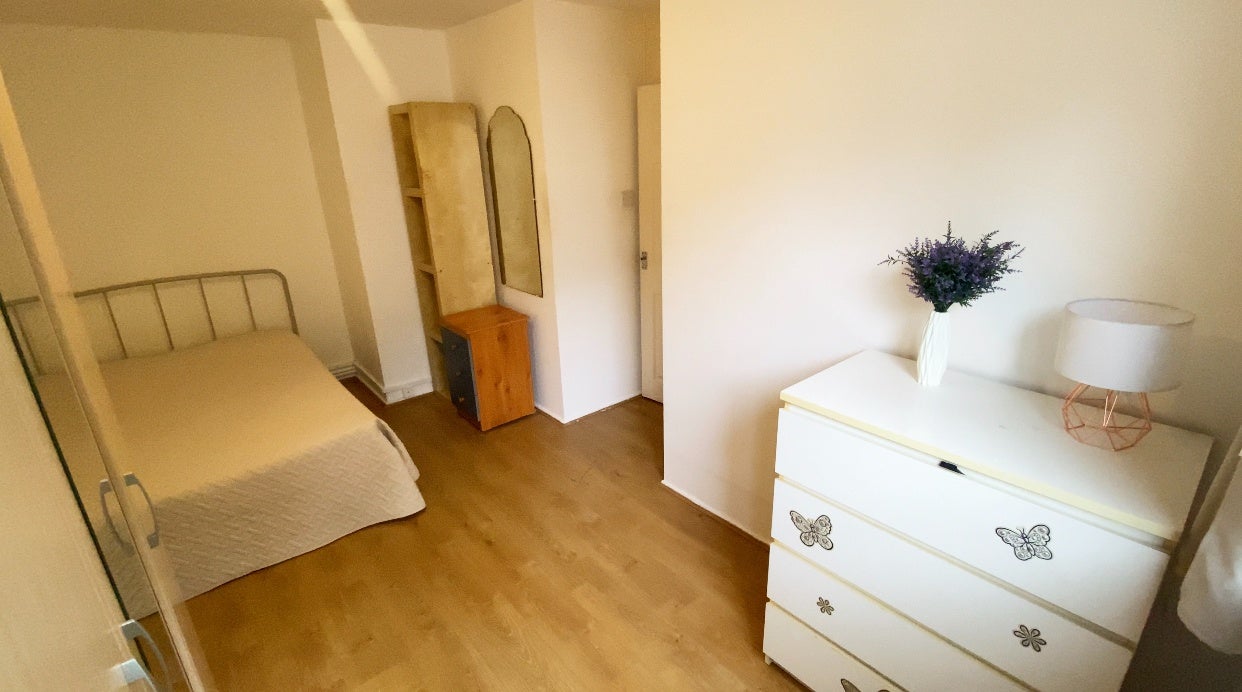 Room Westbridge Road in Greater London