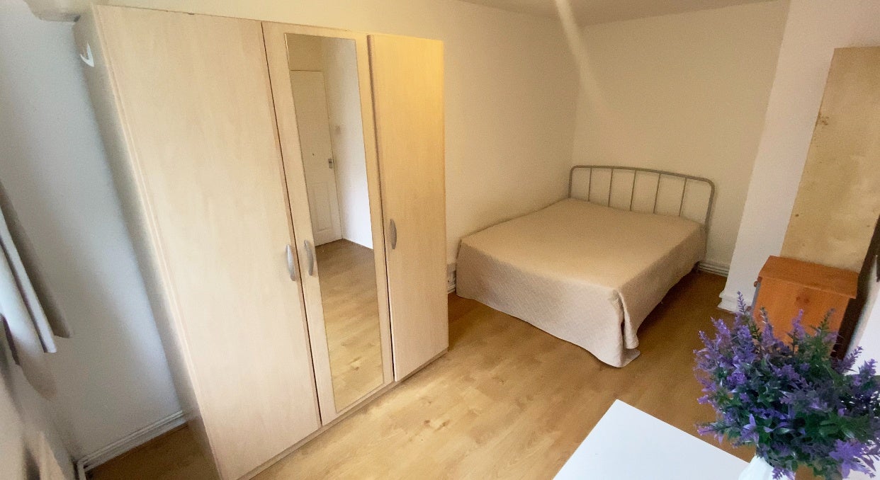 Room Westbridge Road in Greater London