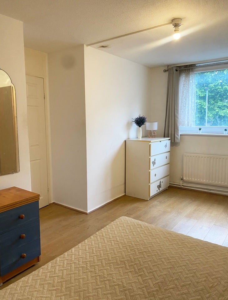 Room Westbridge Road in Greater London