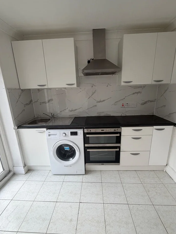 Room Bromyard Avenue in Greater London