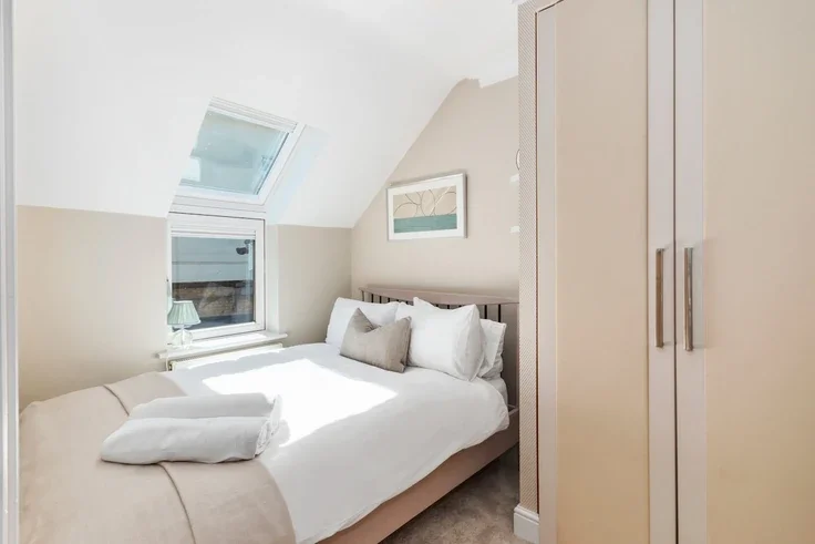 Flat Elmgrove Road in Elmbridge