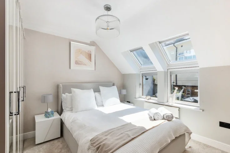 Flat Elmgrove Road in Elmbridge
