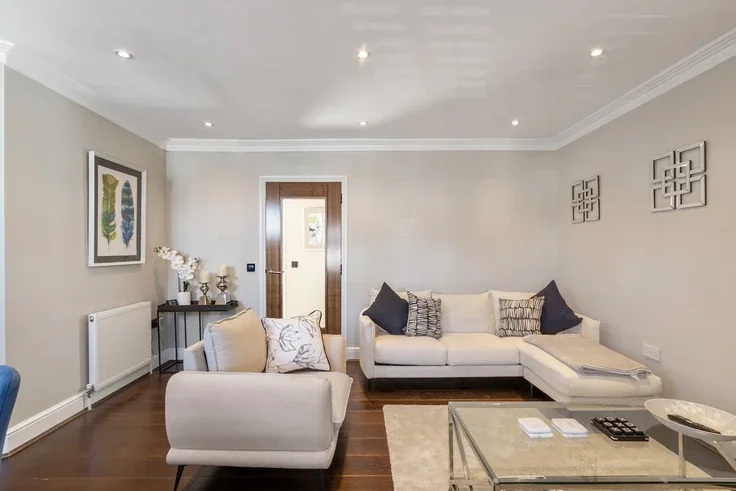 Flat Elmgrove Road in Elmbridge