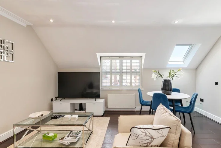 Flat Elmgrove Road in Elmbridge
