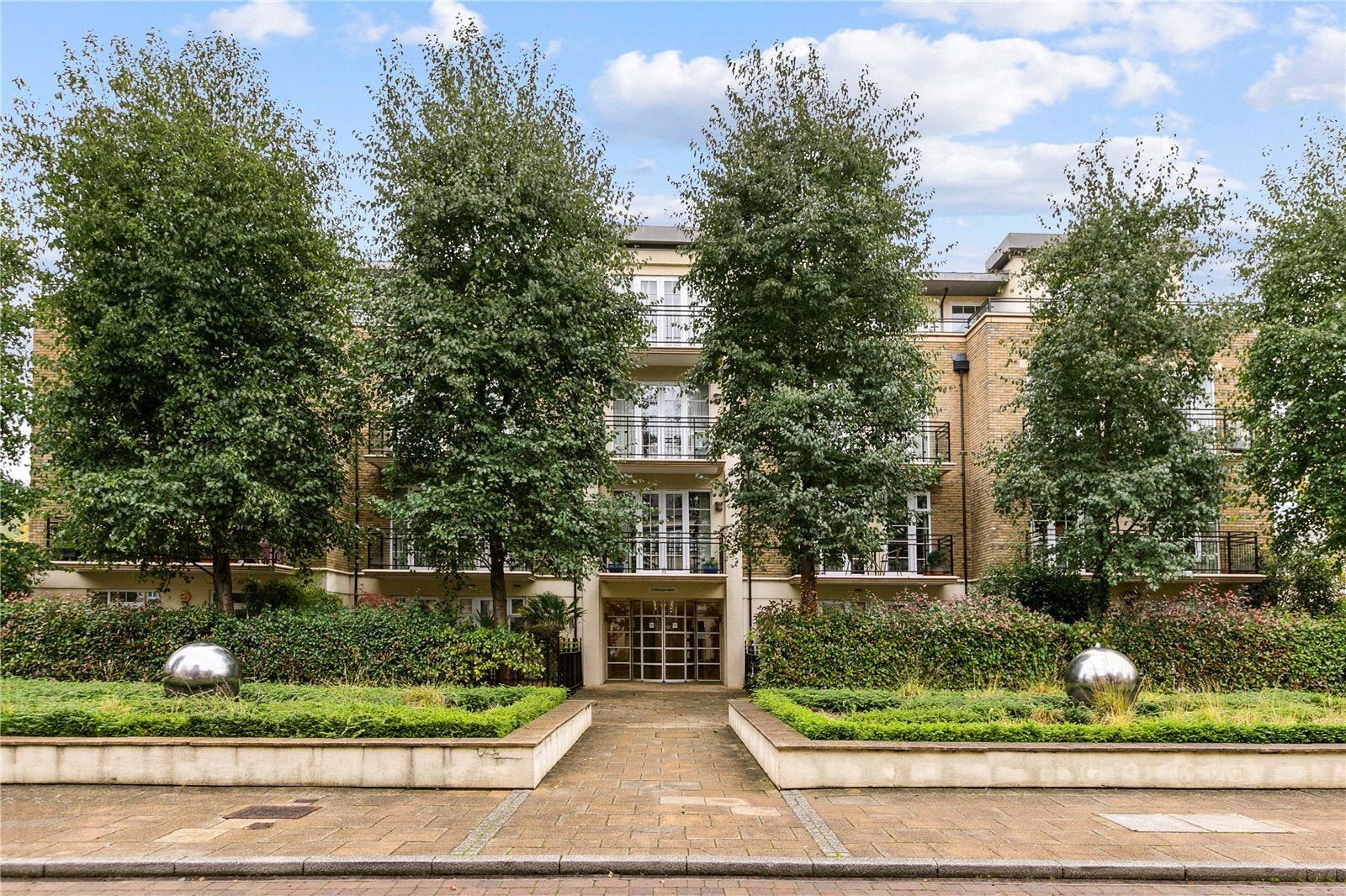 Flat Whitcome Mews in Greater London