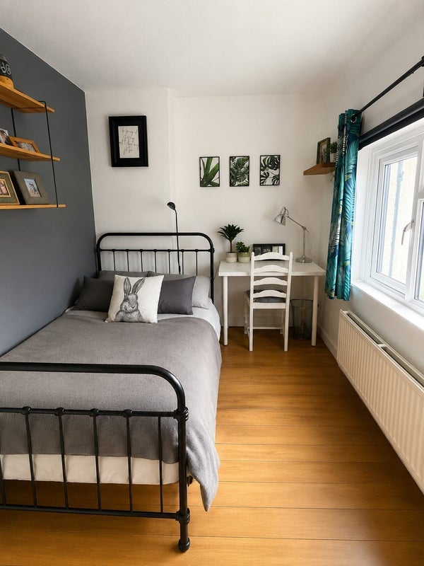 Room Sidmouth Road in Bristol