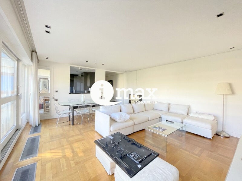 Flat Avenue Sainte-Foy in Neuilly-sur-Seine