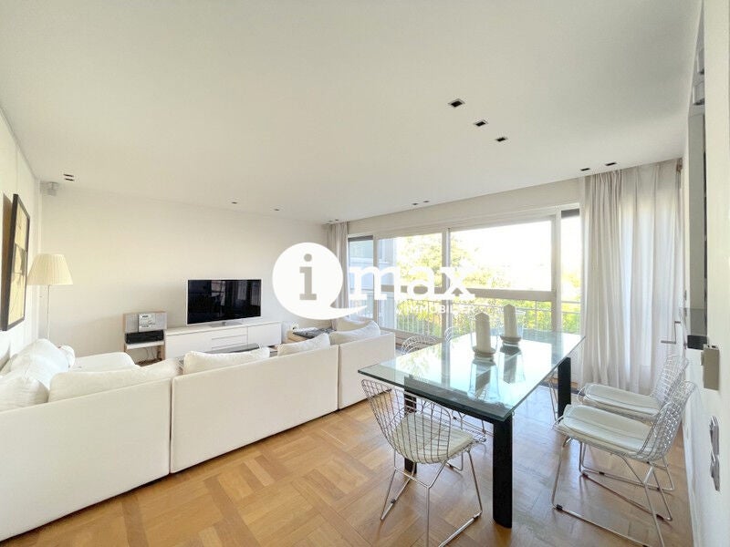 Flat Avenue Sainte-Foy in Neuilly-sur-Seine