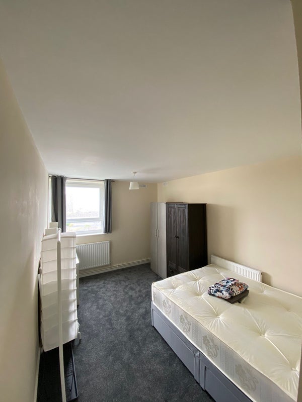 Room Ronald Street in Greater London