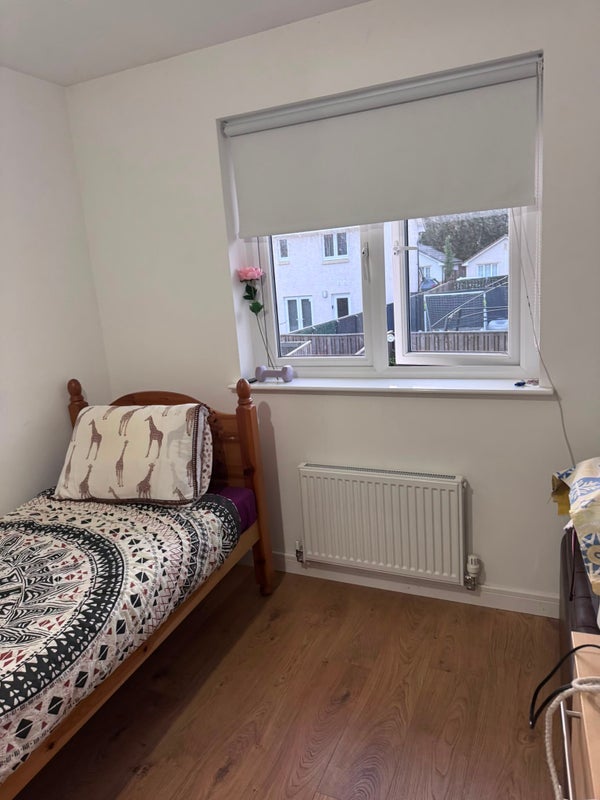 Room Sunnyside Crescent in Livingston