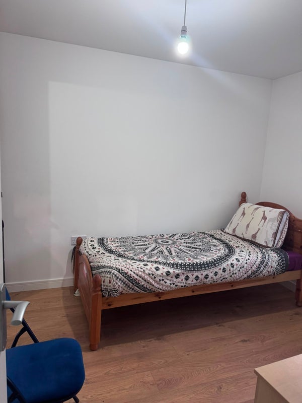 Room Sunnyside Crescent in Livingston
