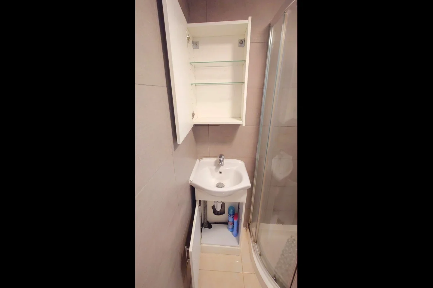 Room Chaplin Road in Greater London
