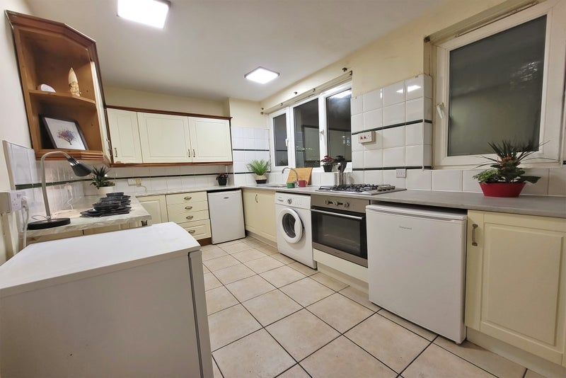 Room Gloucester Way in Greater London