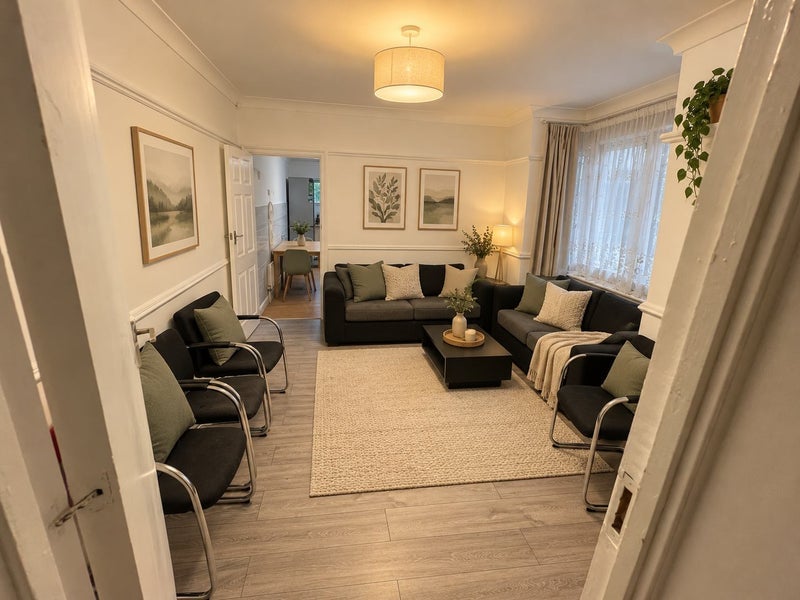 Room Leslie Road in Greater London