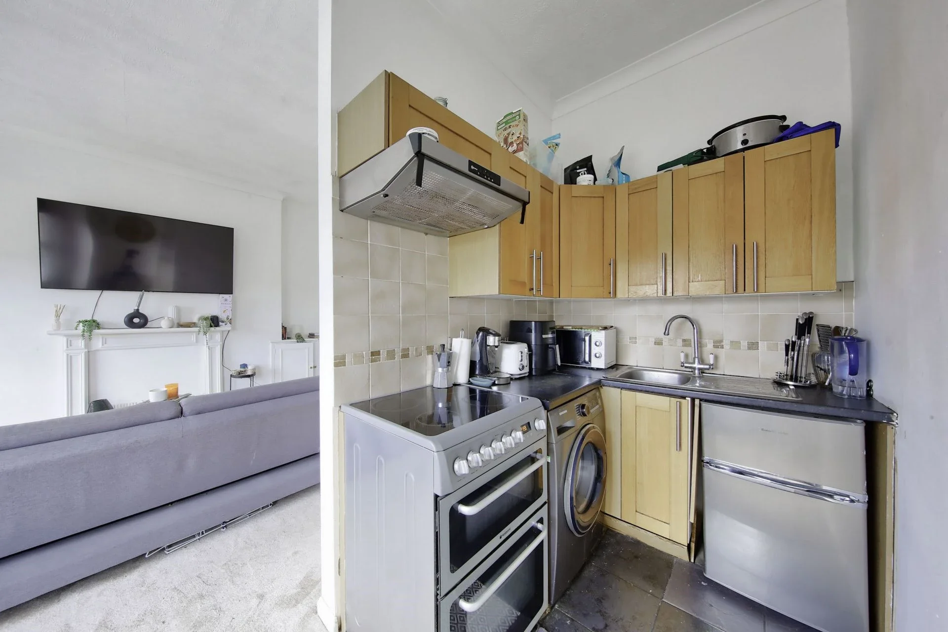 Flat Ferrier Street in Greater London