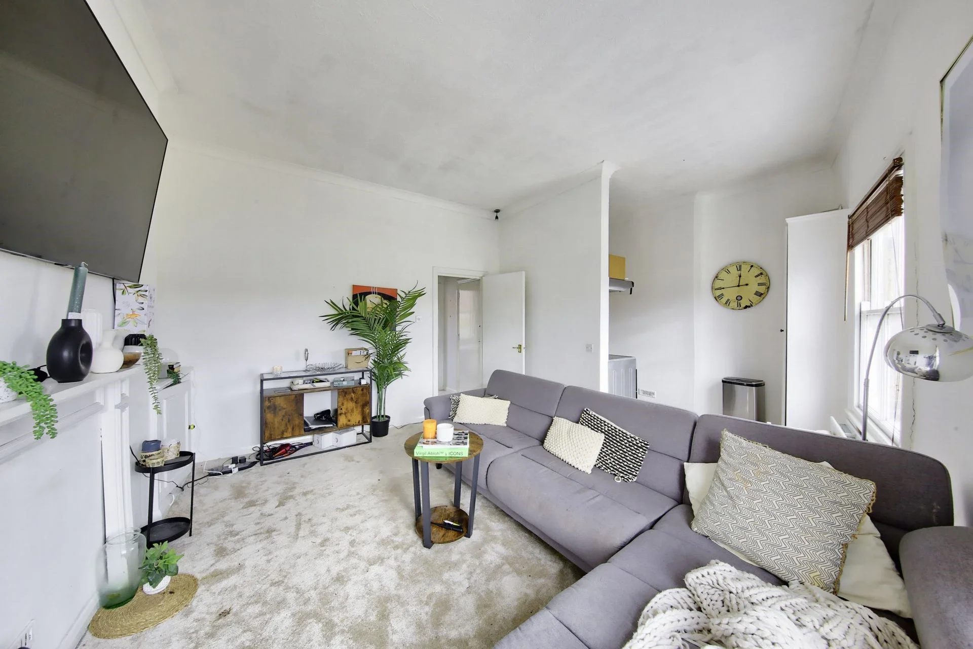 Flat Ferrier Street in Greater London