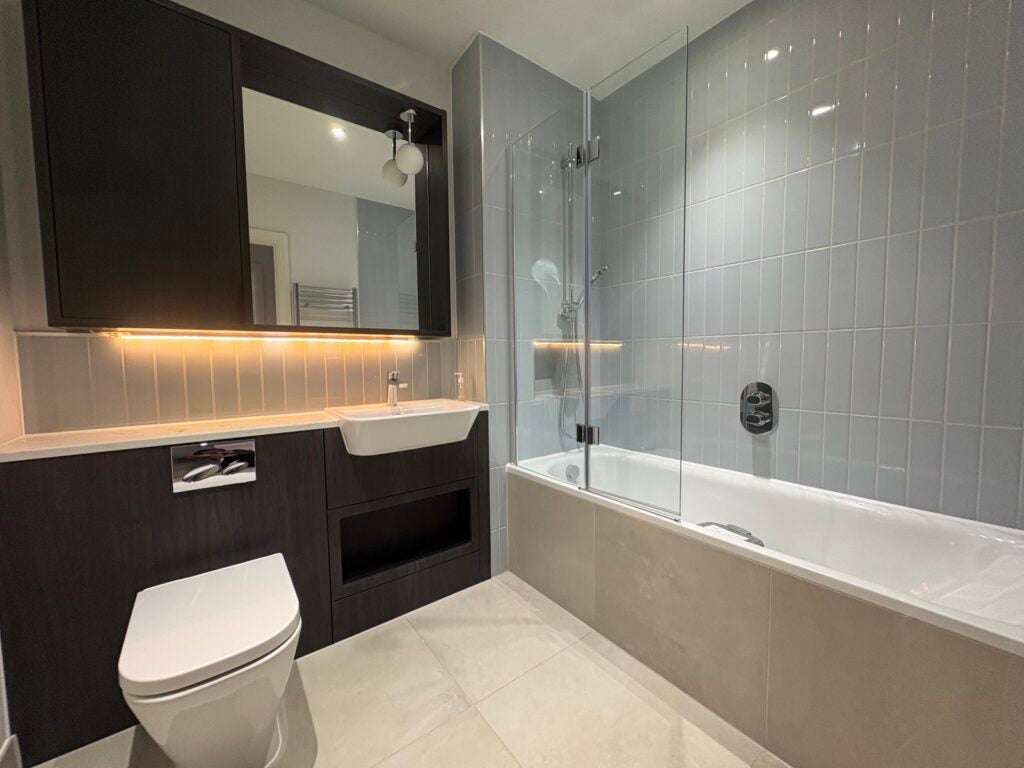 Flat Pembroke Broadway in Surrey Heath