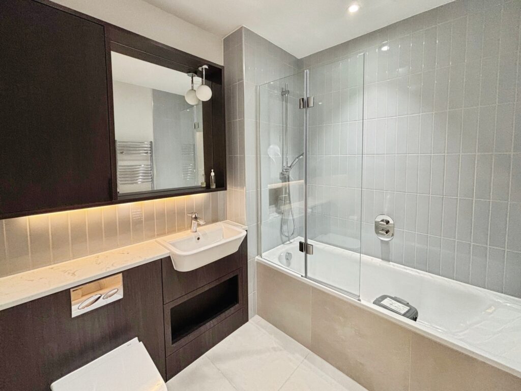 Flat Pembroke Broadway in Surrey Heath