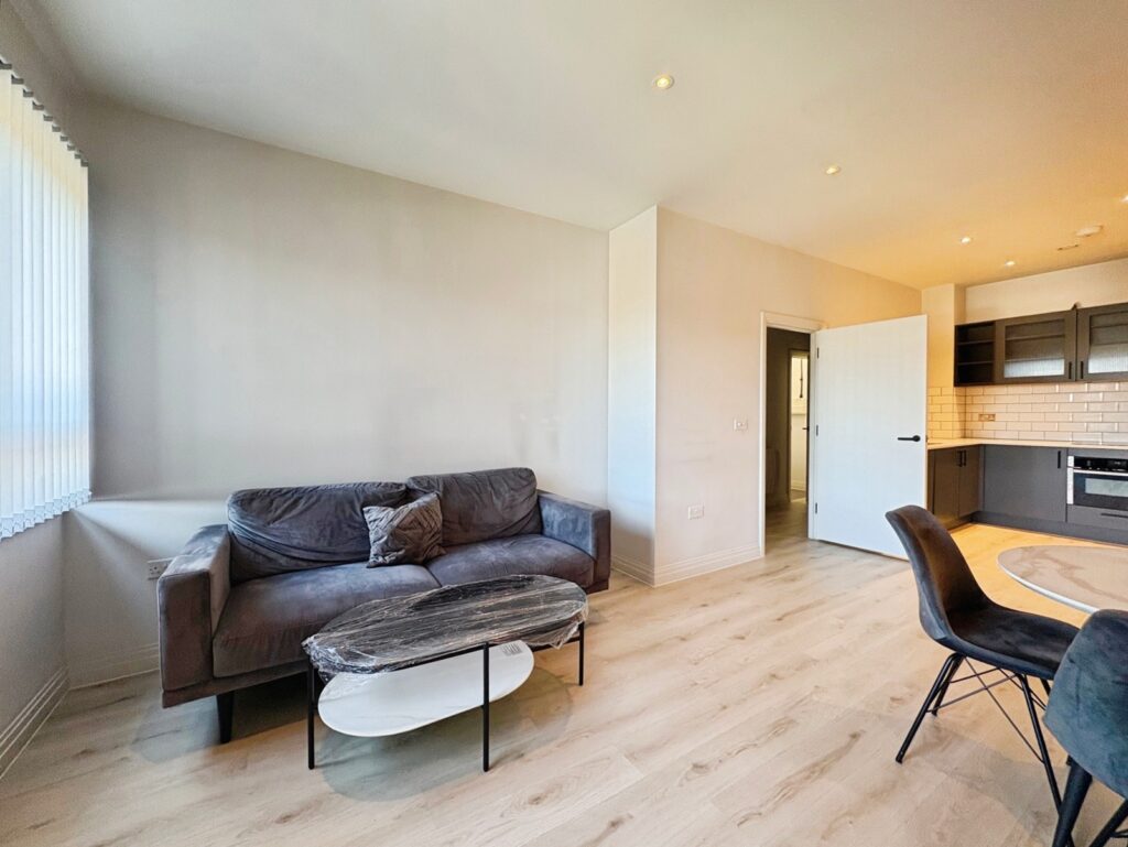 Flat Pembroke Broadway in Surrey Heath