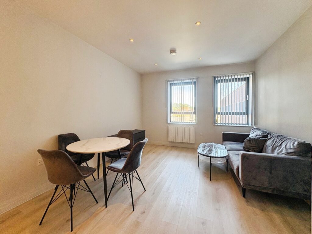 Flat Pembroke Broadway in Surrey Heath