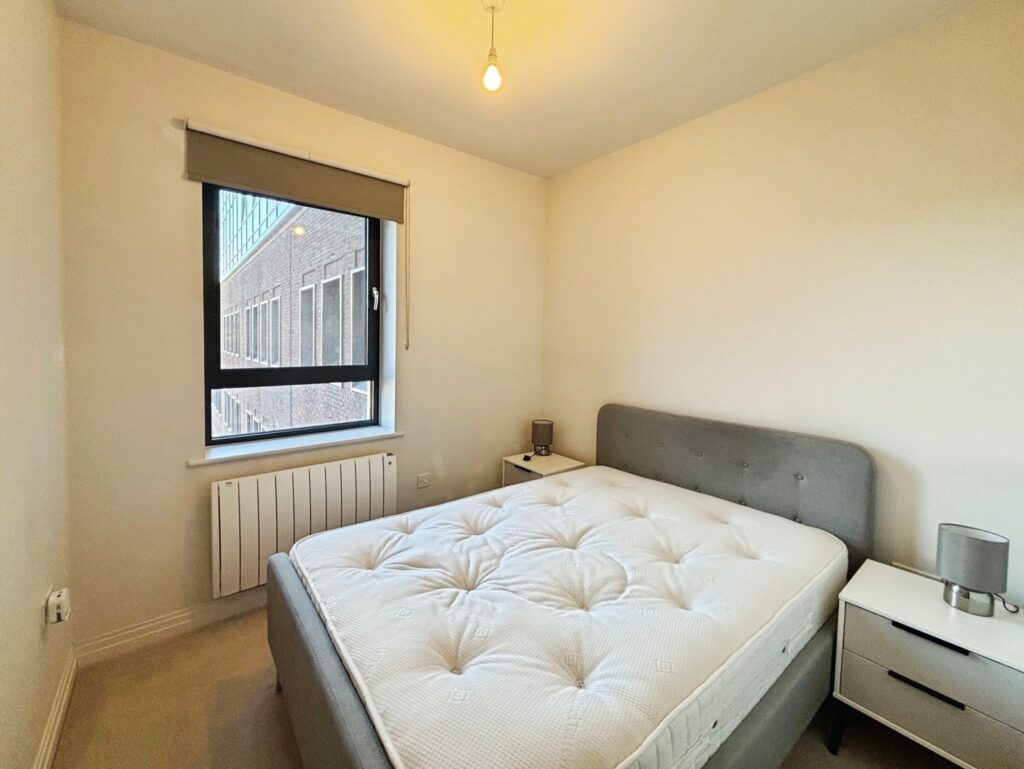 Flat Pembroke Broadway in Surrey Heath