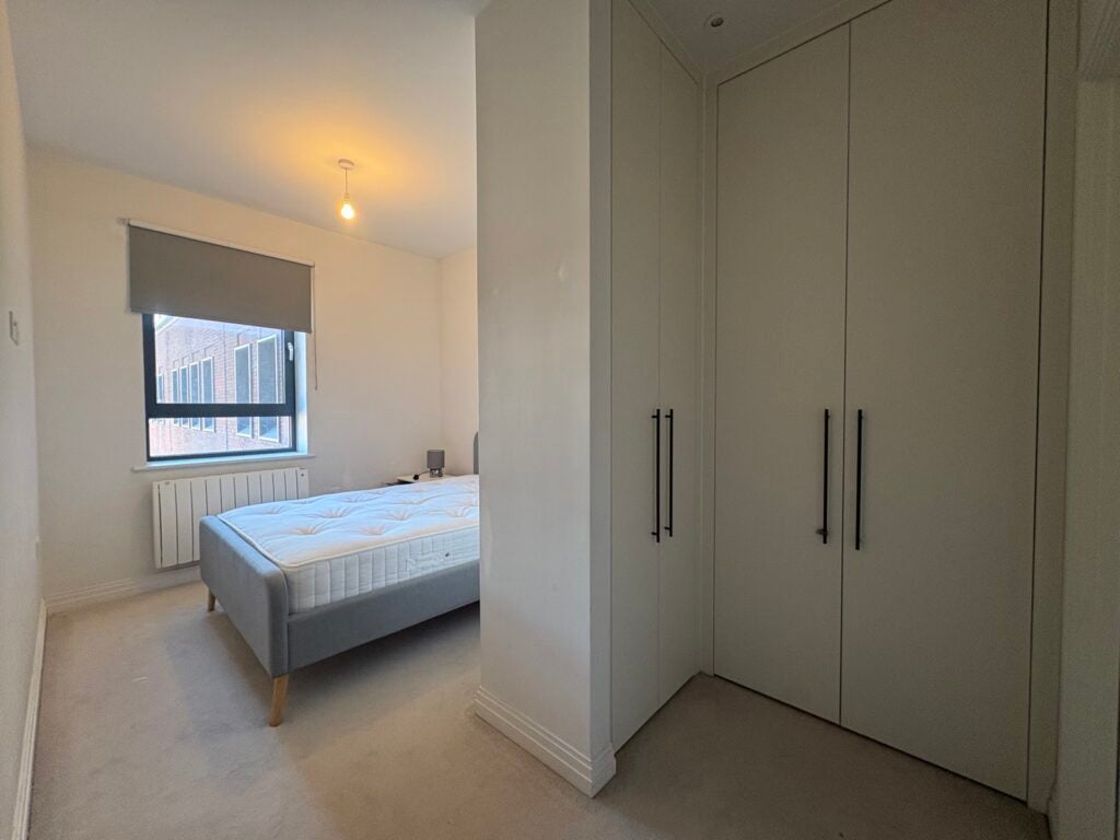 Flat Pembroke Broadway in Surrey Heath