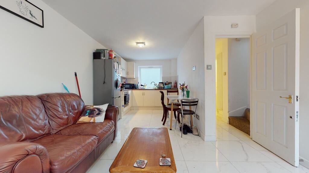 House Barnfield Place in Greater London