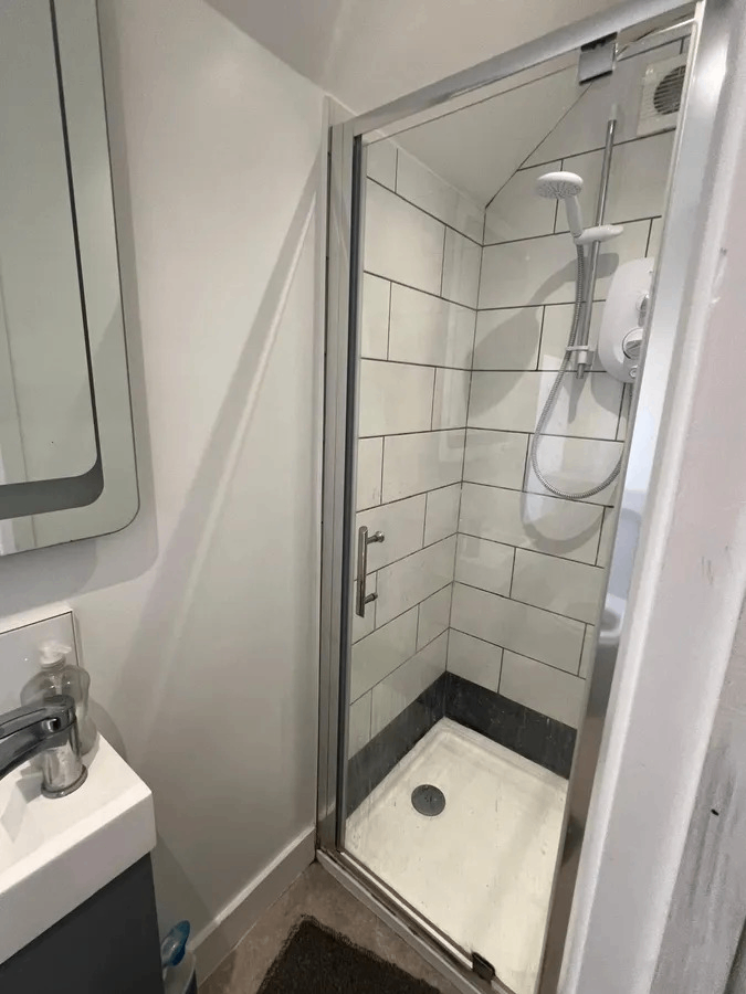 Room Farnborough Road in Rushmoor