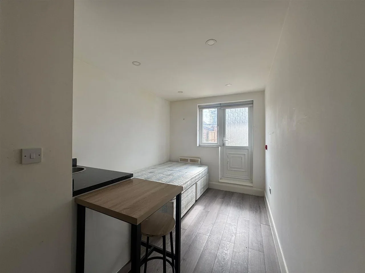 Flat Stuart Crescent in Greater London