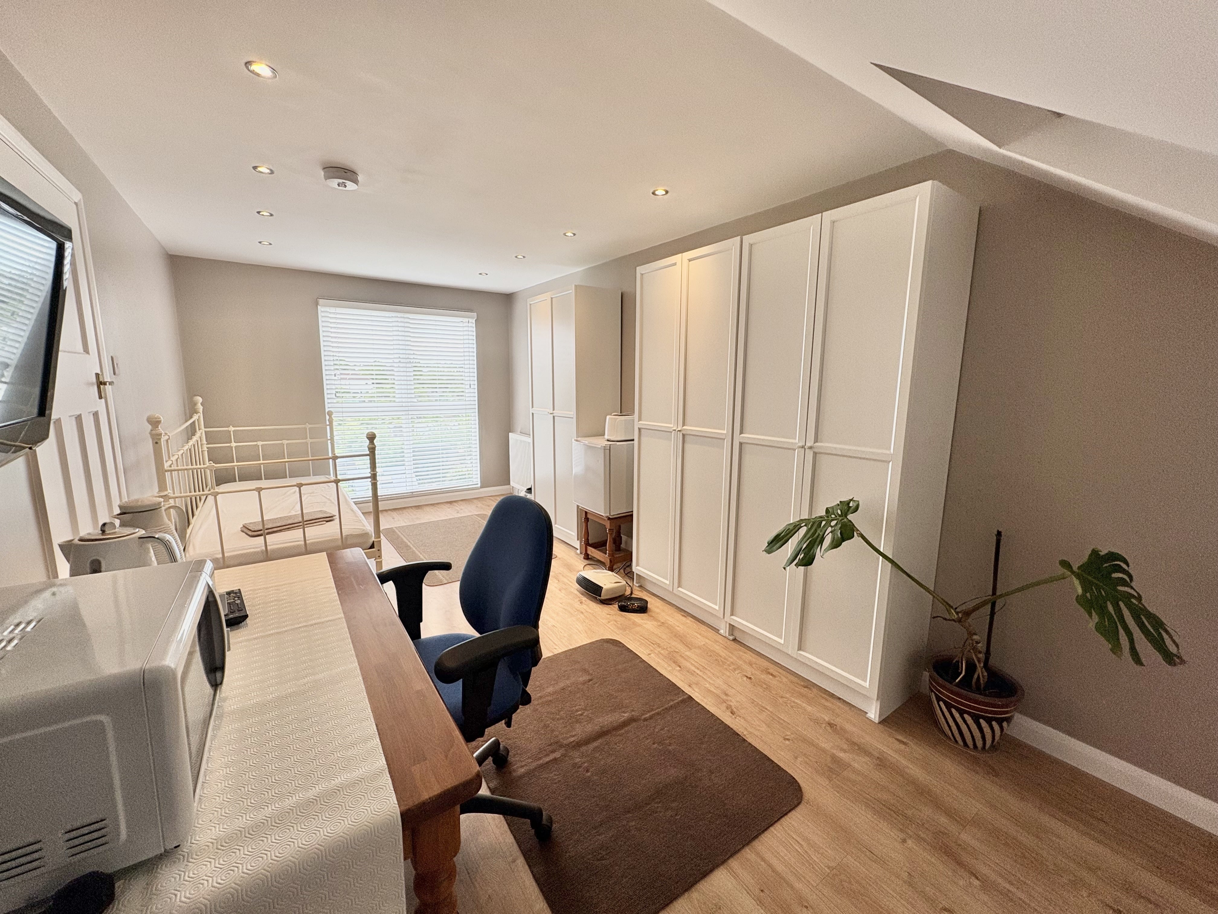 Room Longmead Avenue in Bristol