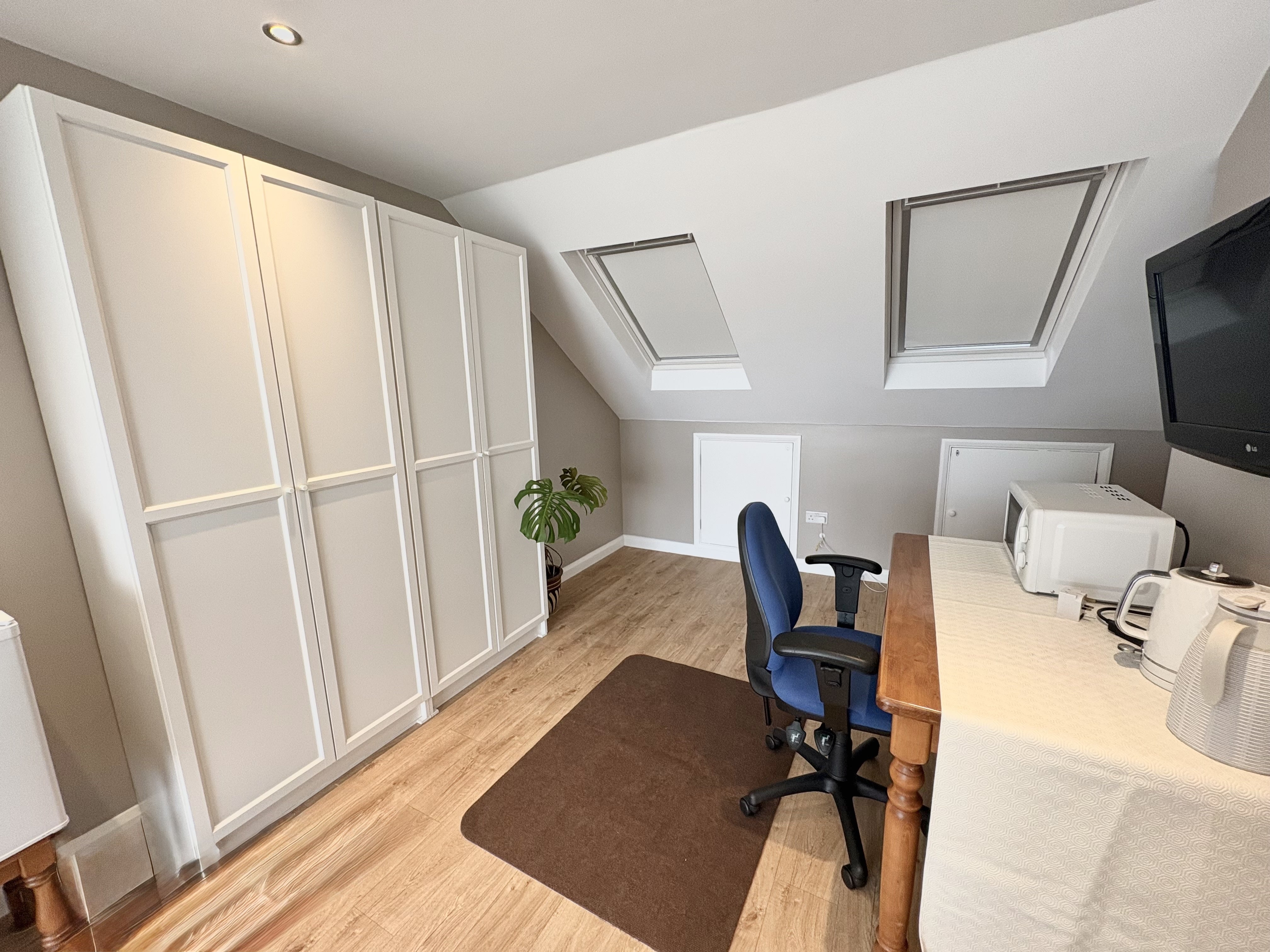 Room Longmead Avenue in Bristol