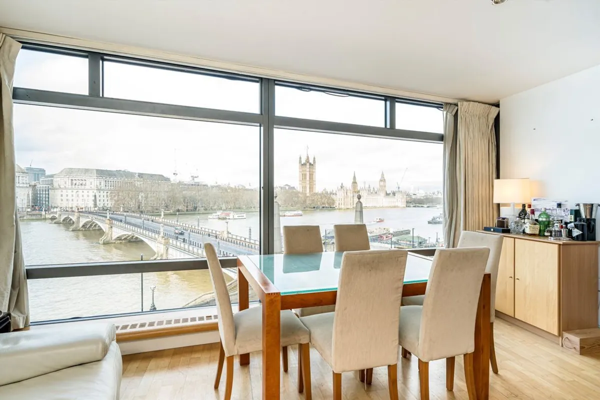 Flat Albert Embankment in Greater London