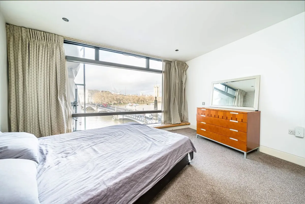 Flat Albert Embankment in Greater London