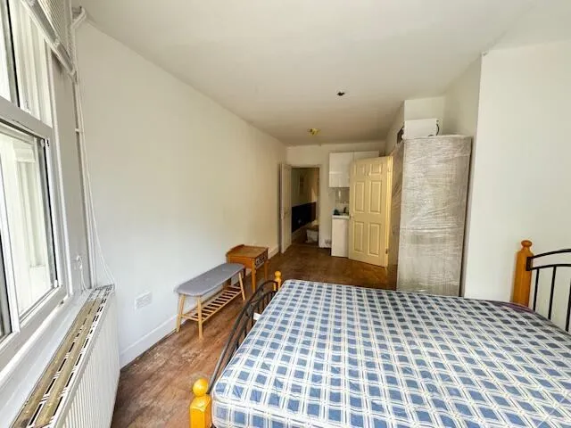 Flat Pemberton Road in Greater London