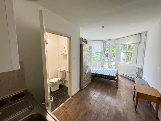 Flat Pemberton Road in Greater London