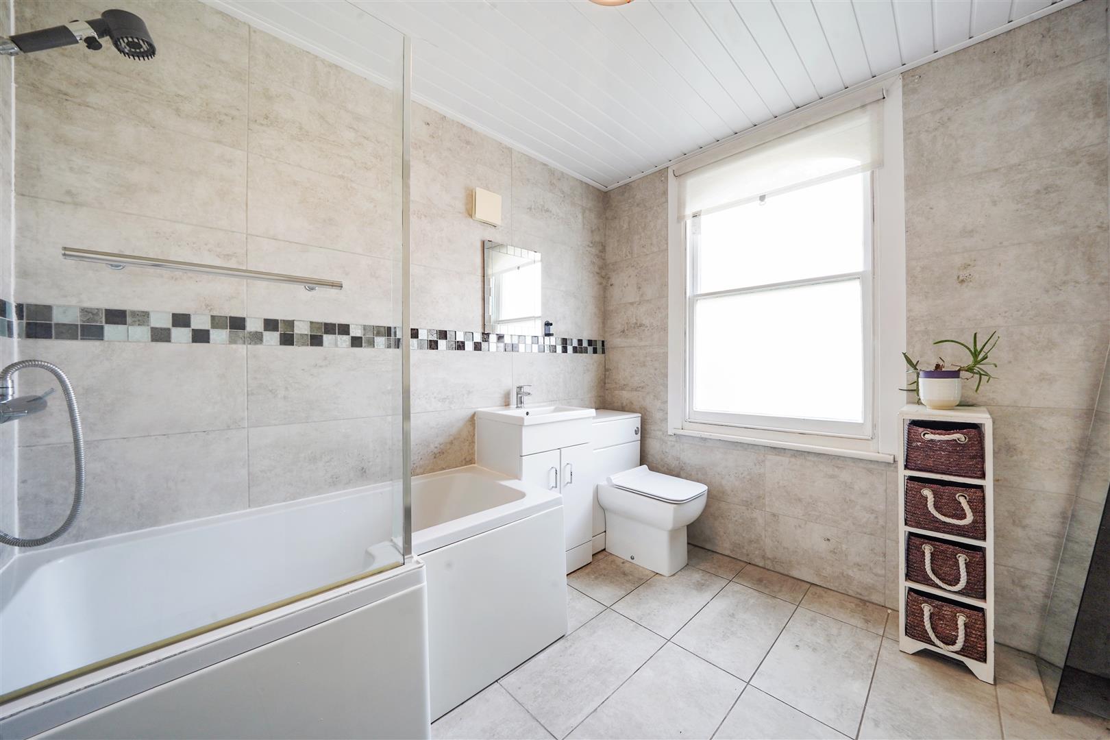 Flat Beverley Court in Greater London
