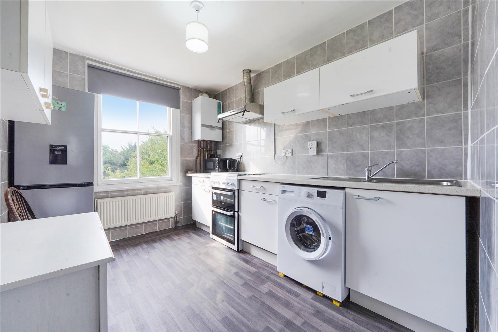 Flat Beverley Court in Greater London