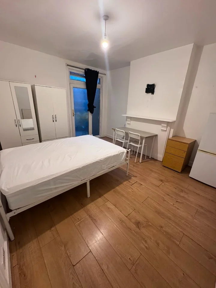 Room Wearside Road in Greater London