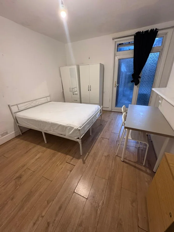 Room Wearside Road in Greater London