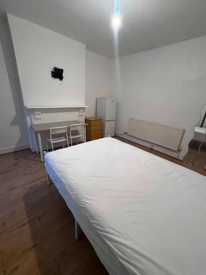 Room Wearside Road in Greater London